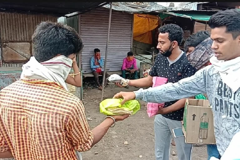 abvp workers providing food to needy people