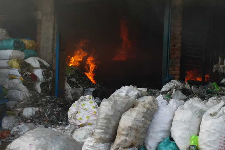 भरतपुर न्यूज़,  गोदाम में आग , 20 लाख का सामान खाक,  गोलपुरा बाइपास  ,Bharatpur News , Warehouse fire,  20 lakhs worth of goods on fire , Golpura bypass