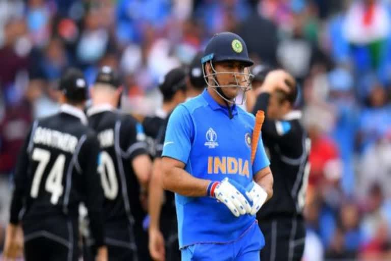 'MS Dhoni stuck now, should have retired after 2019 World Cup'