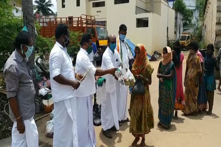 volunteers-helps-boom-boom-ox-fortune-tellers-suffered-without-foods-in-curfew-period