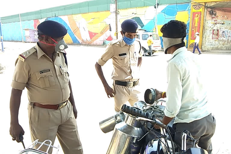Raipur police searching for liquor in milk cans in lockdown