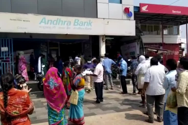 Congestion at banks in Narasannapeta