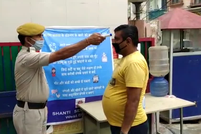 khyala police making people aware of corona virus in delhi