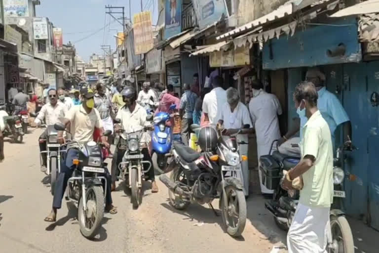 கடைகளில் அலைமோதும் மக்கள்