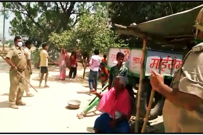 police being attacked in azamgarh