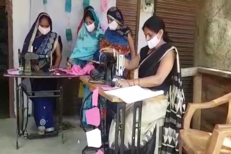 women are making masks in gonda