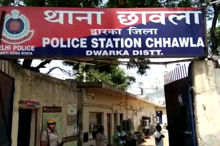 chhawla police arrested illicit liquor smuggler from Ghummanhera Village in delhi