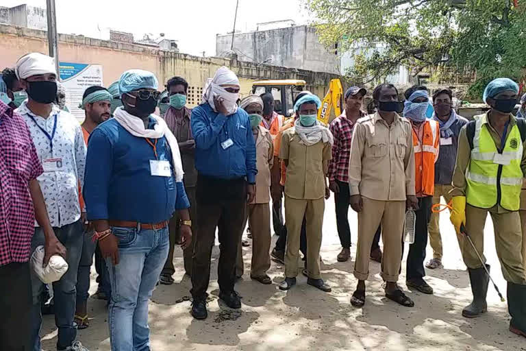 Sanitation workers strike in Gwalior