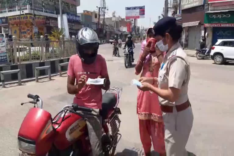 charkhi dadri police distributed mask