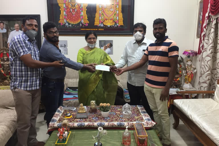 anakapalli srikanya college give 10 thousand to cm relief fund