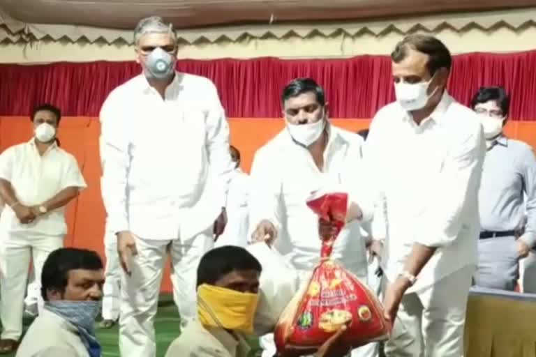 harish rao participate in groceries distribution to auto drivers and sanitary workers in patancheru