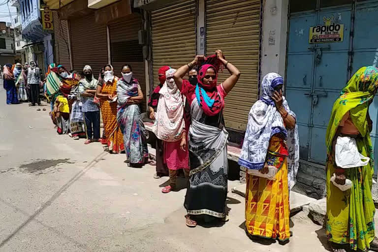 Crowd of women started withdrawing money from Jan Dhan accounts in Gwalior