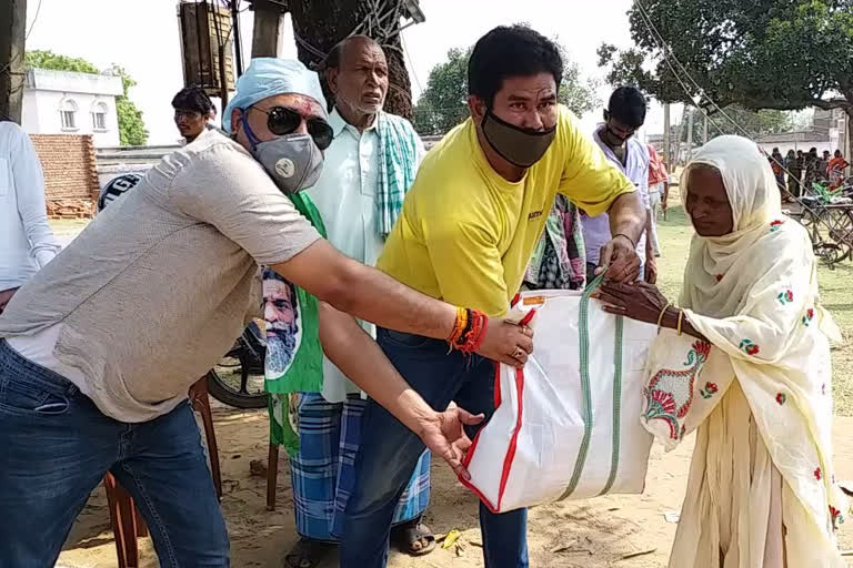 Deoghar social workers are distributing grains among poor people