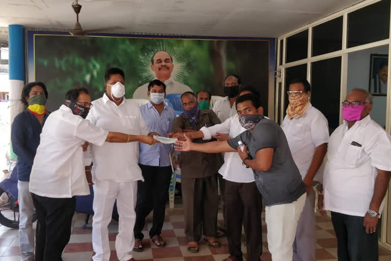 tanuku business organisation donates 8lakh rupees