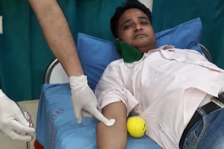 yuva congress activists donated blood in sitamadhi