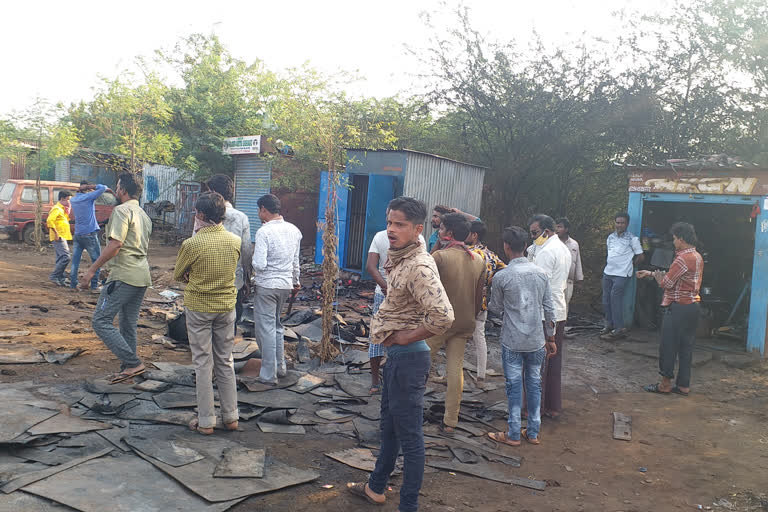 Four shops got fire in Bellary: completely burned out