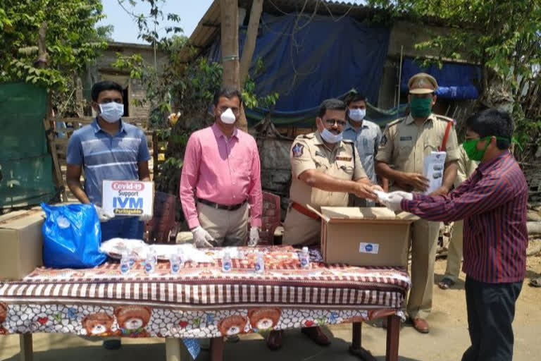 n95 masks distributed to police and journalists in challapalli