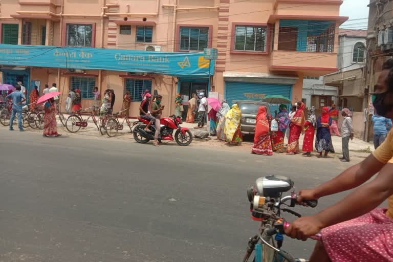 The crowd at the Barasat hut without obeying government guidelines