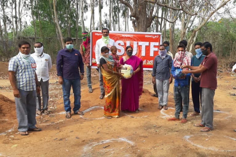 టీఎస్‌యూటీఎఫ్‌ ఆధ్వర్యంలో నిత్యావసర సరకుల అందజేత