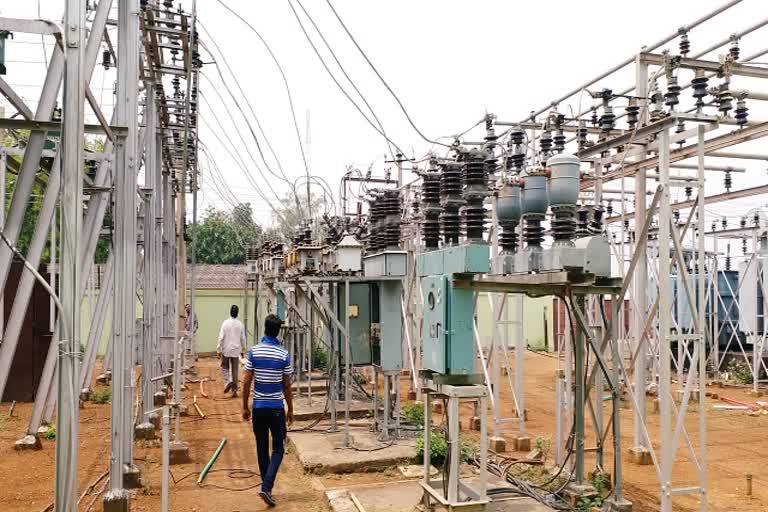 Electrical workers doing duty without masks  during lockdown in pakur