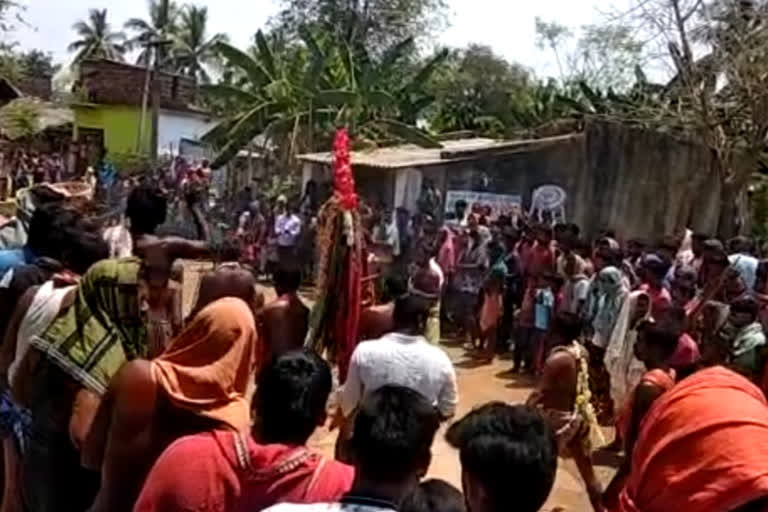 jhamujatra, khurdha latest news, jhamujatra in khurdha, breaking of rules in khurhda, corona effect in khurdha, ବାରଣ ସତ୍ତ୍ବେ ଝାମୁଯାତ୍ରା, ପଣା ସଂକ୍ରାନ୍ତି, ଖୋର୍ଦ୍ଧାରେ ଝାମୁଯାତ୍ରା, ଖୋର୍ଦ୍ଧାରେ ନିୟମ ଉଲଙ୍ଘନ, ଖୋର୍ଦ୍ଧା ଲାଟେଷ୍ଟ ନ୍ୟୁଜ୍‌, ଖୋର୍ଦ୍ଧାରେ କୋରୋନା ପ୍ରଭାବ