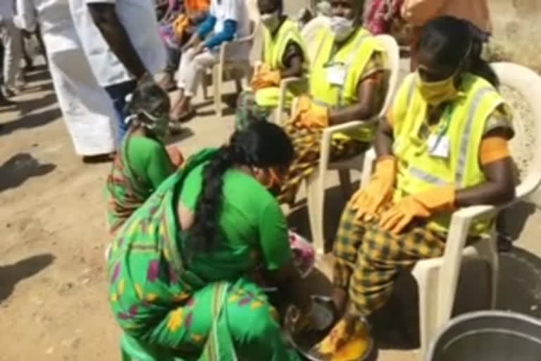 trichy pooja for cleaning employees  தூய்மைப் பணியாளர்களுக்கு பாதபூஜை  திருச்சி மாவட்டச் செய்திகள்