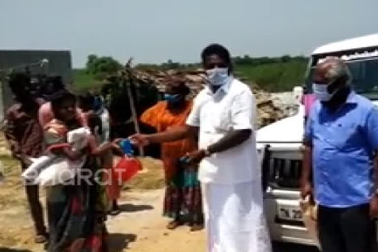 சர்க்கஸ் தொழிலாளர்களுக்கு உதவி செய்யும் தலைமை ஆசிரியர்.