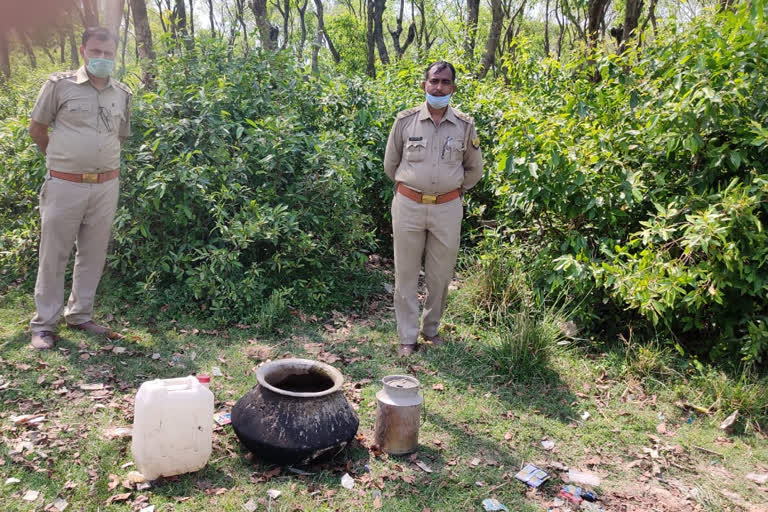 बलरामपुर में आबकारी विभाग.