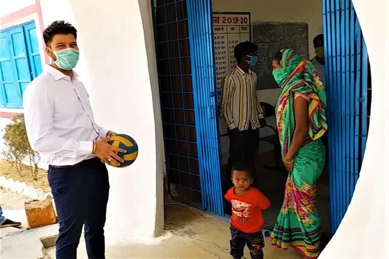 Collector played football with child of laborers trapped in Surajpur