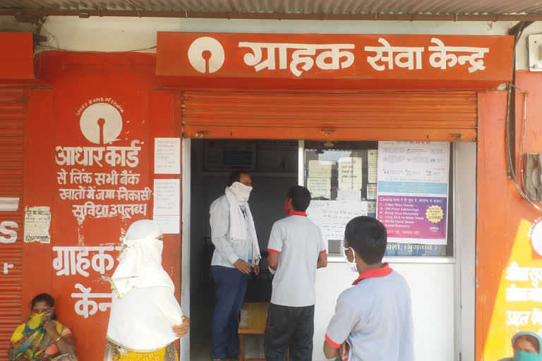 People reaching the bank to withdraw the amount given by the central government