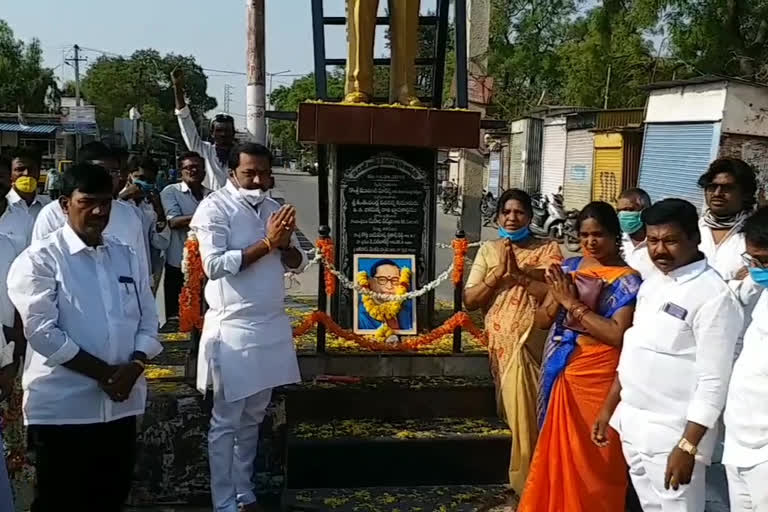 ycp leaders given condolence to ambedkar statue in aluru