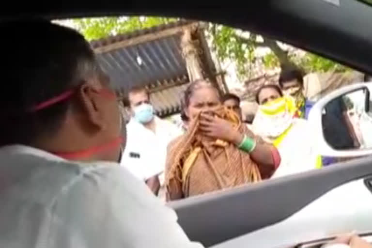 Minister Harish Rao Chit Chat With Women In Sangareddy