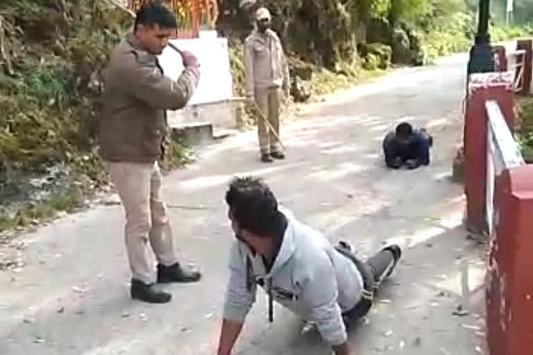 مسوری: دو نوجوان سڑک پر آوارہ گردی کرتے پائے گئے