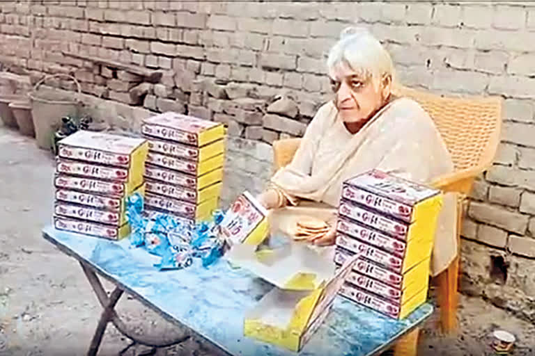 this 82 years old woman distribute food for poor people