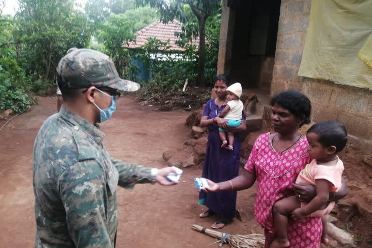 কেৰালা আৰক্ষীয়ে দুৰ্গম অঞ্চলত গৈ বিলাইছে অত্যাৱশ্যকীয় সামগ্ৰী