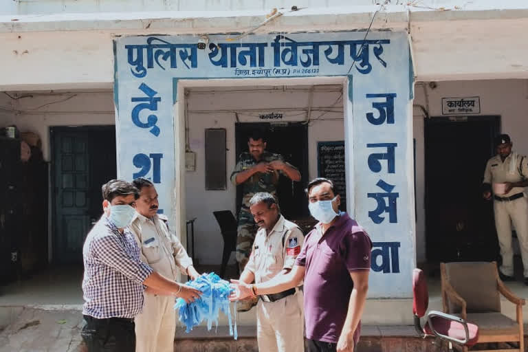 yuva congress workers helping poor people during lockdown