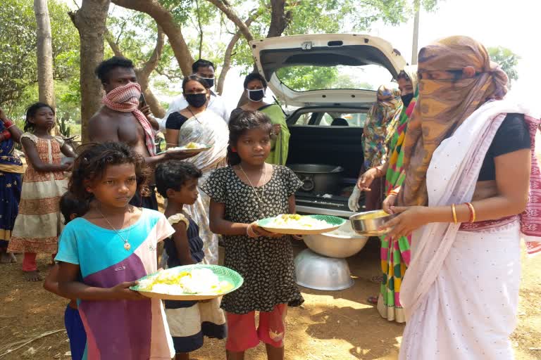 Kinnar Association feeds to slum area people