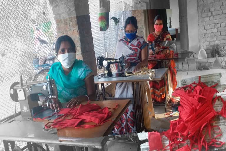 women-remained-financially-strong-by-making-masks-in-sarguja