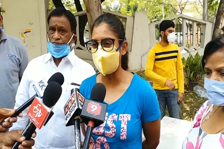 cricketer mithaliraj distributed  Essentials to  Journalists at lb stadium