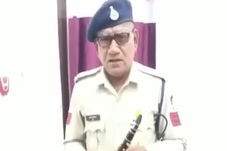 A video of policeman Jamnalal Gandharva is going viral on social media these days