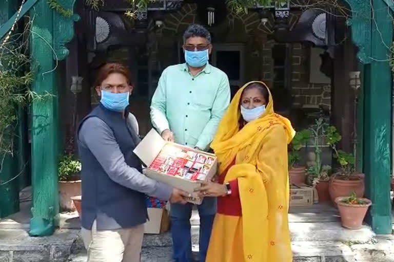 mla dalhousie asha kumari distributed masks and sanitizer in their constituency