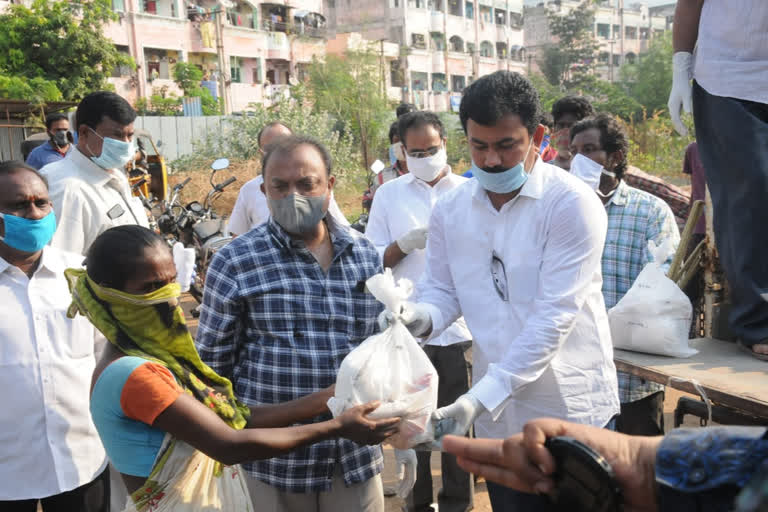 essential goods distributes to  people of ASR nagar colony