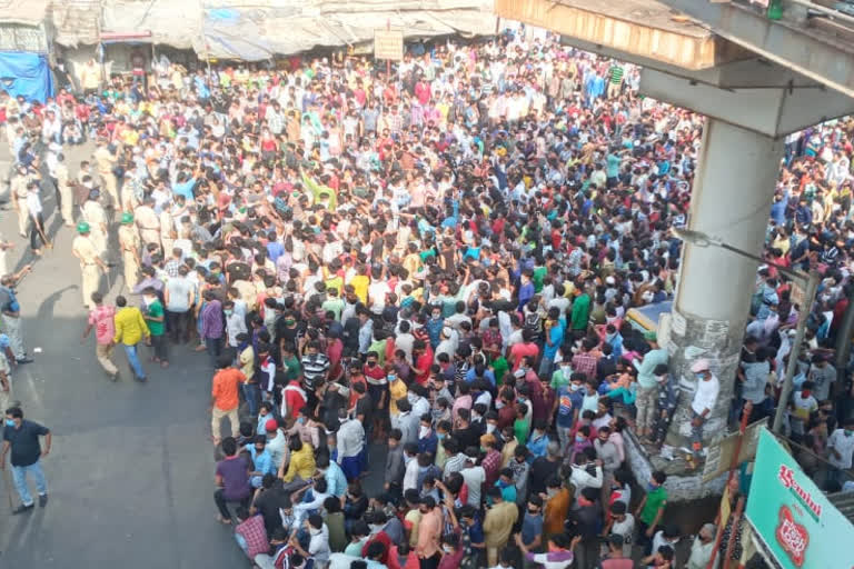 Cops lathicharge migrants as thousands gather at Bandra station