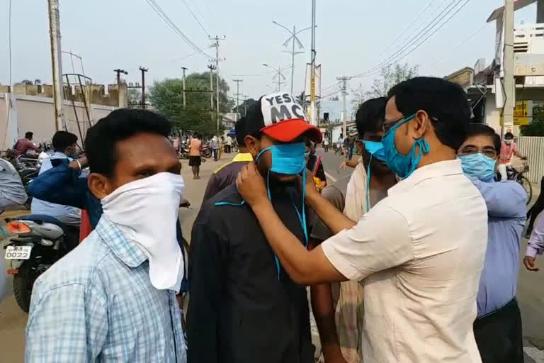 kalahandi lockdown, corona awareness in kalahandi, free mask distribution in kalahandi, kalahandi latest news, କଳାହାଣ୍ଡିରେ ଲକଡାଉନ, କଳାହାଣ୍ଡିରେ କୋରୋନା ସଚେତନତା, କଳାହାଣ୍ଡିରେ ମାଗଣା ମାସ୍କ ବଣ୍ଟନ, କଳାହାଣ୍ଡି ଲାଟେଷ୍ଟ ନ୍ୟୁଜ୍‌