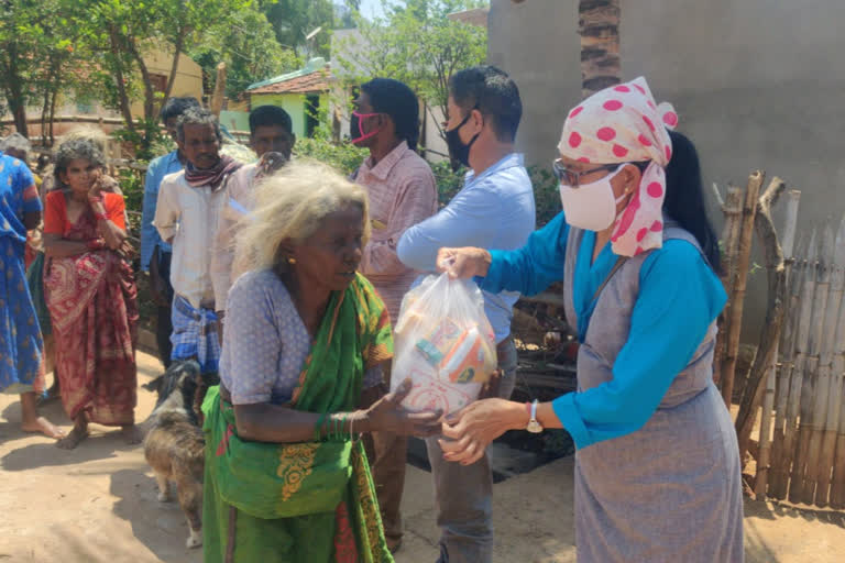 Tibetans  distributed food kit to Aboriginal families