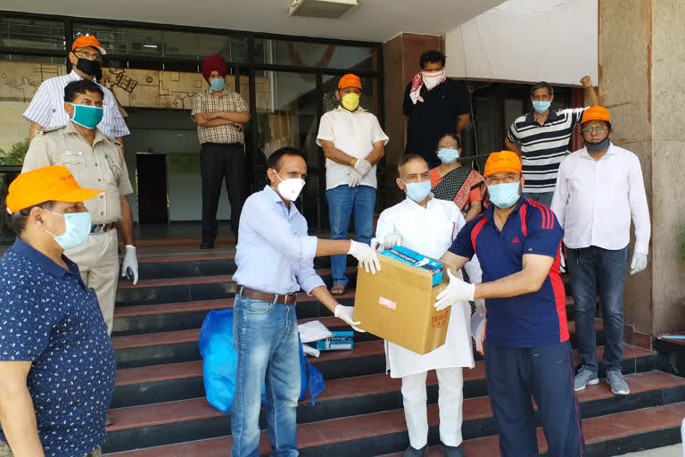 PPE kit given to East Delhi Police by ek pryas social organization