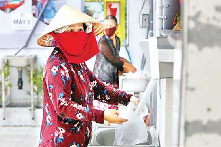 'Rice ATM' feeds Vietnam's poor amid virus lockdown