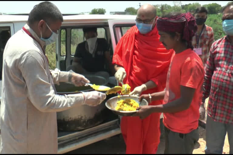 Unique social service of Swaminarayan temple, Gives hungry people a meal twice