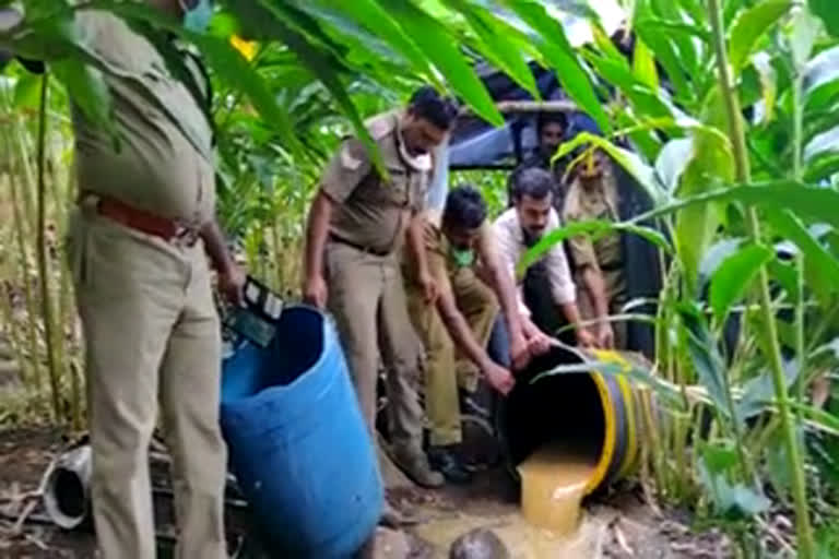 ഉടുമ്പൻചോല എക്‌സൈസ് സംഘം  ബൈസൺവാലി അമ്പുക്കട  കോട ബൈസൺവാലി  ചാരായം  idukki wash seized  excise raid idukki