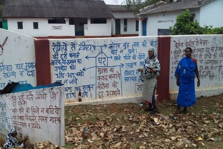 Anganwadi workers are making people aware by going from village to village of Narayanpur